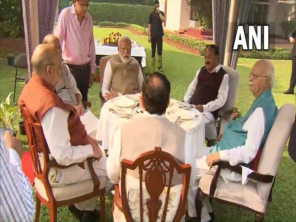 Delhi PM Modi, amit shah and other leader meet LK Advani at his residence to wish him on his birthday