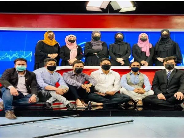 Taliban government issued decree in Afghanistan, female TV anchor started covering her face