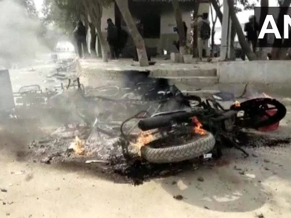 Agra : Mob sets police chowki afire after youth dies in road accident