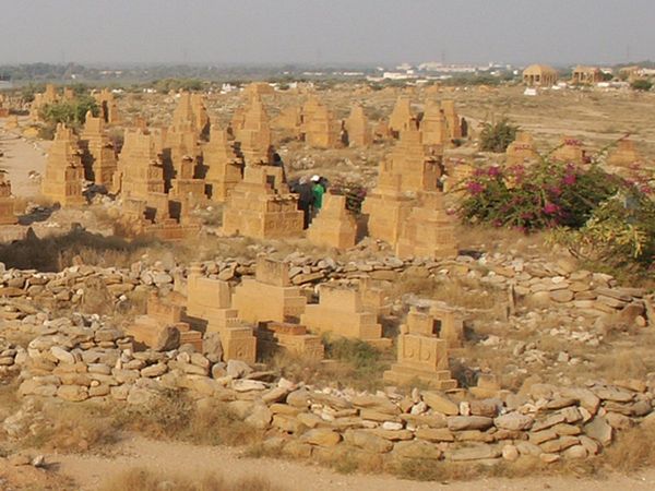 Islamic fundamentalists in Pakistan desecrated 16 graves of Ahmadi community, wrote verses