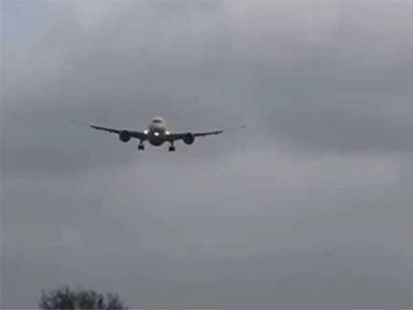 Air India pilot landing a Dreamliner in high winds