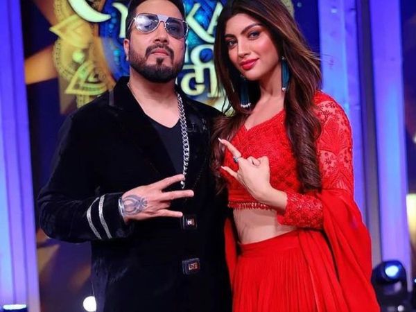 Akanksha Puri Gets Brutally Trolled, Akanksha Puri Called Fake And Scripted By Netizens