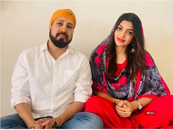 Akanksha puri and Mika Singh