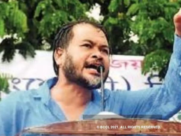 Akhil Gogoi took oath in Assam vidhan sabha in the name of honesty rather than the name of God, people gathered to take selfies