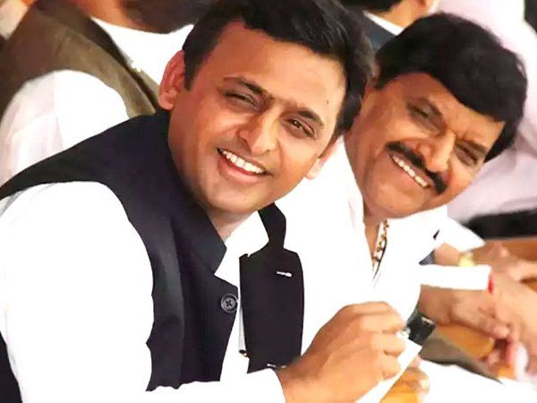 Akhilesh Yadav:'हिन्दुत्व' की धार से विवश हुए अखिलेश यादव पहुंचे चाचा शिवपाल सिंह की शरण