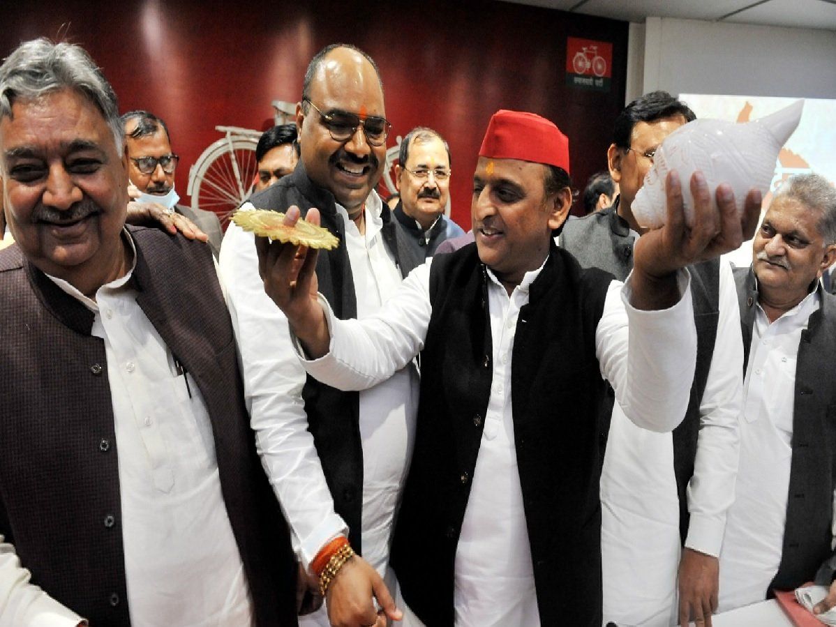 पूर्वांचल में अखिलेश का ब्राह्मण दांव, क्या हरिशंकर तिवारी परिवार जुटा पाएगा वोट ?