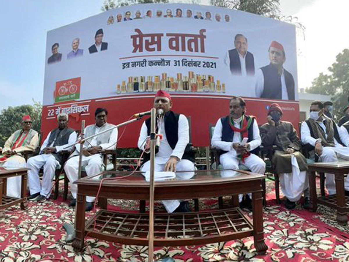 अखिलेश यादव का बीजेपी पर पलटवार, अपनी गलती छिपाने के लिए समाजवादी इत्र बनाने वाले पुष्पराज जैन पर मारे छापे