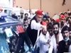 Lucknow SP workers beat up the inspector in front of Akhilesh Yadav
