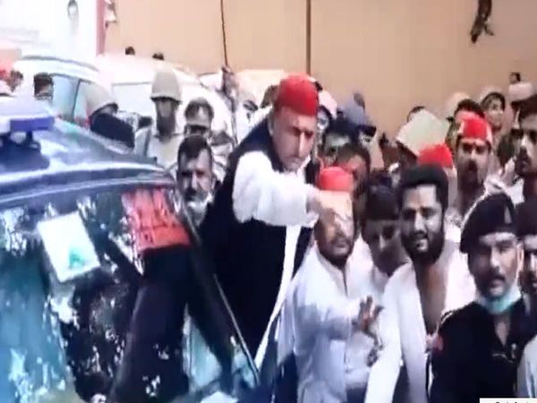 Lucknow SP workers beat up the inspector in front of Akhilesh Yadav