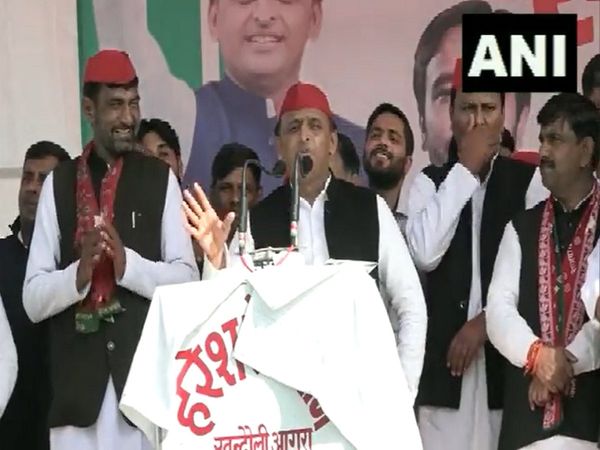 यूपी में आलू से शराब बनवाएंगे, सपा सरकार बनने पर आगरा में वोडका प्लांट का वादा  We will build a potato processing unit here and if needed we will also build a vodka plant says Akhilesh Yadav