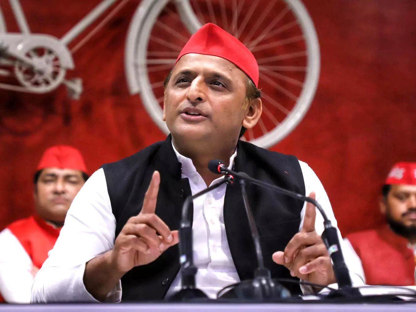 Samazwadi Party:सपा अध्यक्ष अखिलेश यादव ने पूर्व MLC समेत चार पदाधिकारियों को दिखाया पार्टी से बाहर का रास्ता