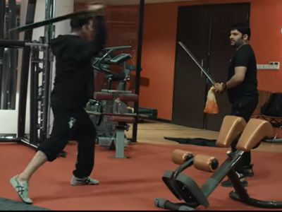 Akshay Kumar's Special 4 Am Session For Kapil Sharma, Akshay Kumar Taught Kapil Sharma Fencing Akshay Kumar's Special 4 Am Session For Kapil Sharma, Akshay Kumar Taught Kapil Sharma Fencing