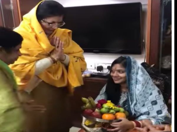 Mother in Law Play Alexa During Pooja Funny Video Goes Viral