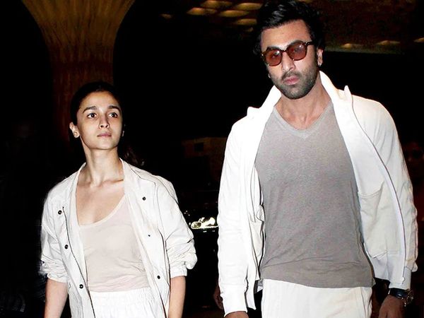 Ranbir Kapoor Girlfriend Alia Bhatt buys apartment Cost Rs 32 crore in boyfriend Building?
