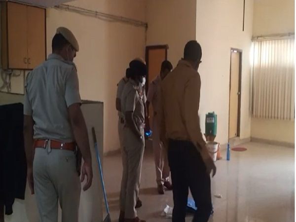 Alwar, miscreants attacked the finance office, a big robbery was averted due to the understanding of an employee