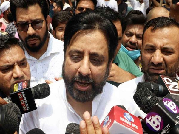 AAP MLA Amanatullah Khan troubles increased in corruption case court sent him to jail for 14 days