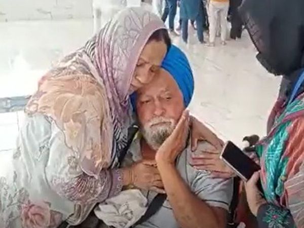 Brothers and sisters separated in India-Pakistan partition met in Kartarpur Gurdwara, whoever saw this meeting could not stop tears in their eyes