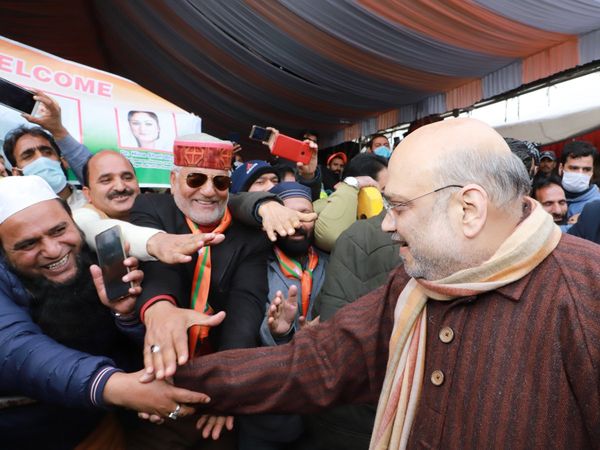Amit Shah removed bullet proof glass from stage in Srinagar and reached the crowd to meet people