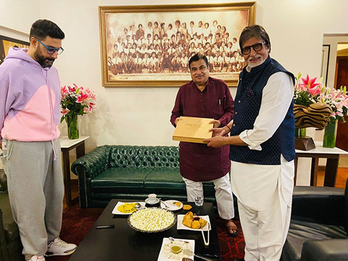 अमिताभ बच्चन से मिले केंद्रीय मंत्री नितिन गडकरी, राष्ट्रीय सड़क सुरक्षा मिशन के लिए मांगा सपोर्ट