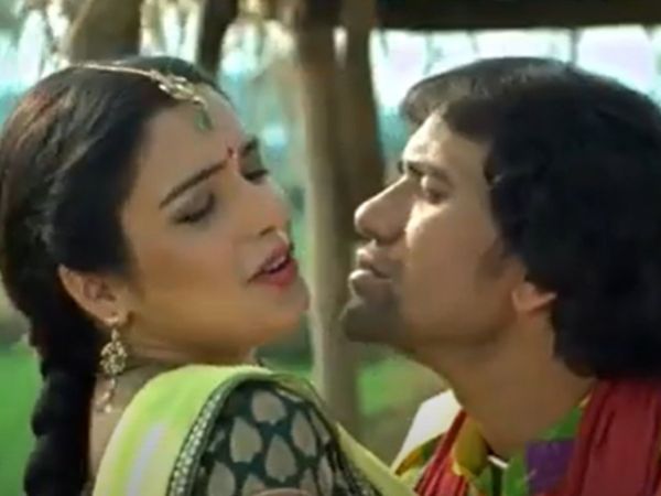 Amrapali Dueby and Nirahua New song.jpg