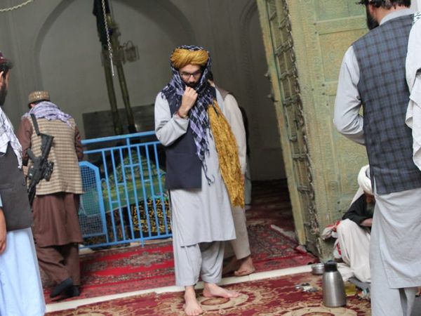 Anas Haqqani visits grave of Mahmud Ghaznavi mention demolition of Somnath temple