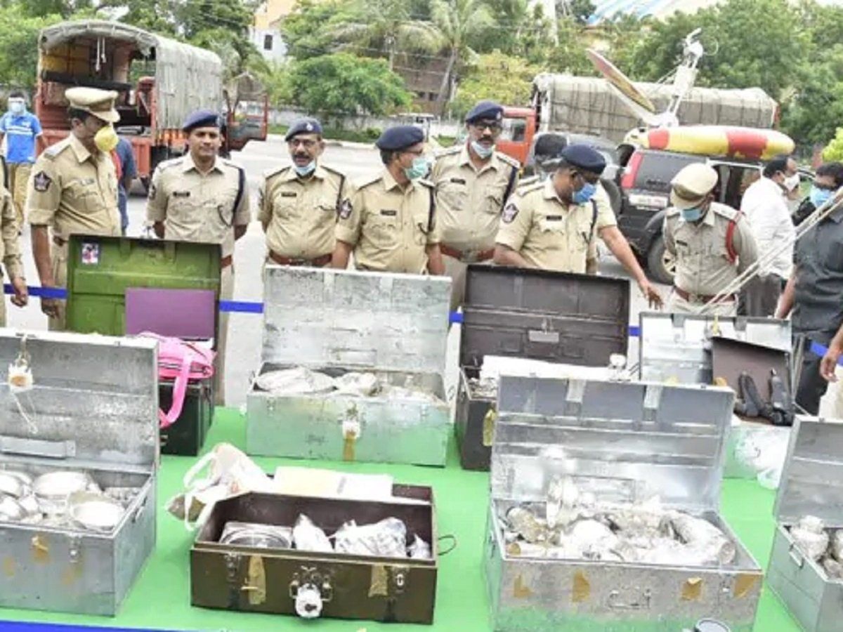 अधिकारी के ड्राइवर के ससुर के पास मिला 2.4 किलो सोना, 84 किलो चांदी, 15 लाख कैश और लाखों की FD