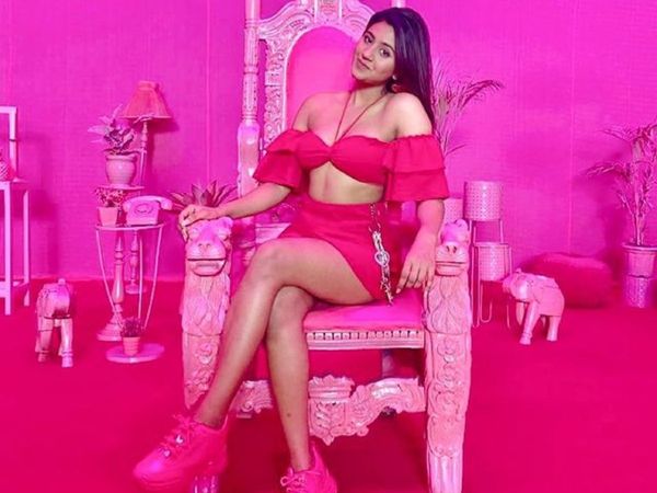 Anjali Arora Visits Haji Ali Dargah, Anjali Arora Visit To Haji Ali Dargah