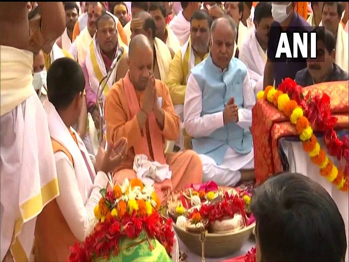 Varanashi: CM योगी ने काशी विश्वनाथ मंदिर में पुनर्स्थापित की अन्नपूर्णा देवी की मूर्ति