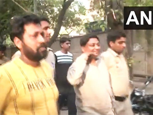 दिल्ली जहाँगीर पुरी हिंसा: आरोपी अंसार 'पुष्पा' स्टाइल में अकड़ दिखाता आया नजर, नेटिजंस का फूटा गुस्सा-VIDEO