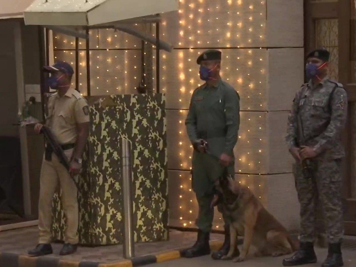 Mumbai: मुकेश अंबानी के घर बढ़ाई गई सुरक्षा, टैक्सी ड्राइवर से 2 लोगों ने पूछा था एंटीलिया का पता