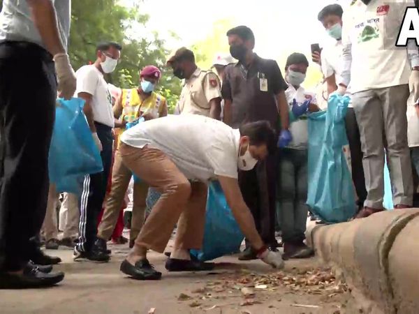 Union Minister Anurag Thakur carries out a cleanliness drive in the area around Humayun’s Tomb