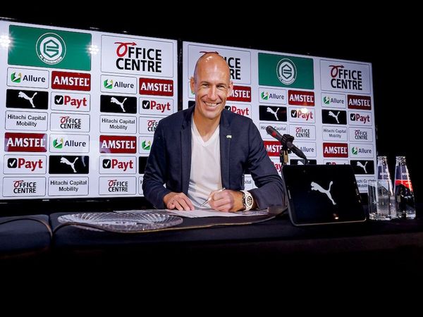 Arjen Robben signs for FC Groningen