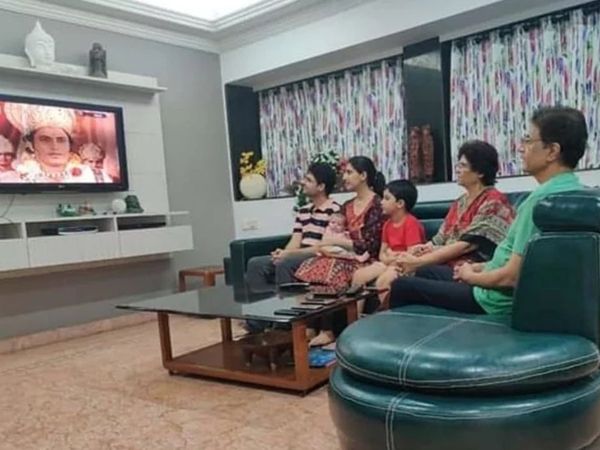 Arun Govil watching Ramayan at home