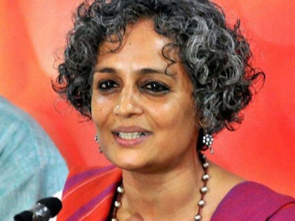 Arundhati Roy mocks NPR syas Lie to authorities when they come your home, अरुंधति राय ने लोगों को उकसाया, बोलीं-NPR के लिए अधिकारी आएं तो अपना नाम 'रंगा-बिल्ला' बता दें