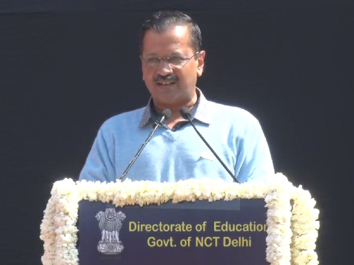 जिसे आतंकवादी कहते हैं वो आज देश को 12,430 कक्षाएं समर्पित कर रहा है: अरविंद केजरीवाल