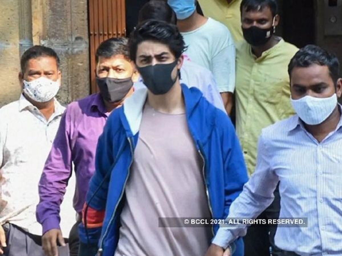 Aryan Khan case: आर्यन खान की जमानत अर्जी पर सुनवाई फिर टली, क्या बॉम्बे हाई कोर्ट से मिलेगी शाहरुख के बेटे को राहत?
