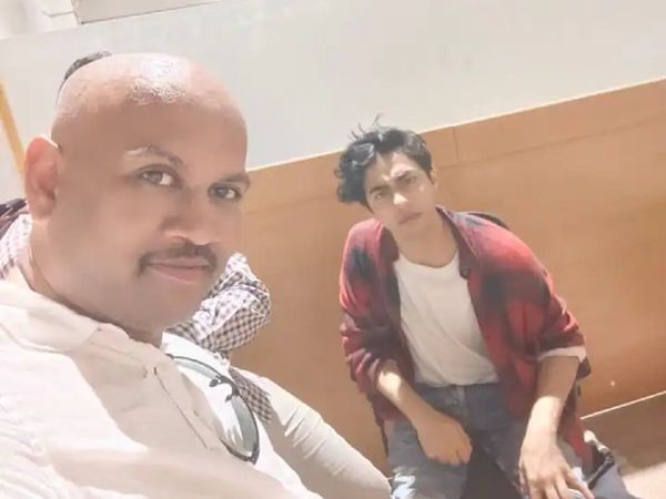 Who was the person who took selfie with Aryan Khan? Congress and NCP asked questions to NCB