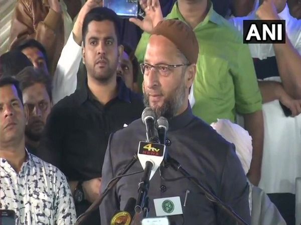 'काले कानून' (CAA, NRC) के खिलाफ में अपने घरों के बाहर तिरंगा फहराकर बीजेपी को मैसेज दें: असदुद्दीन ओवैसी