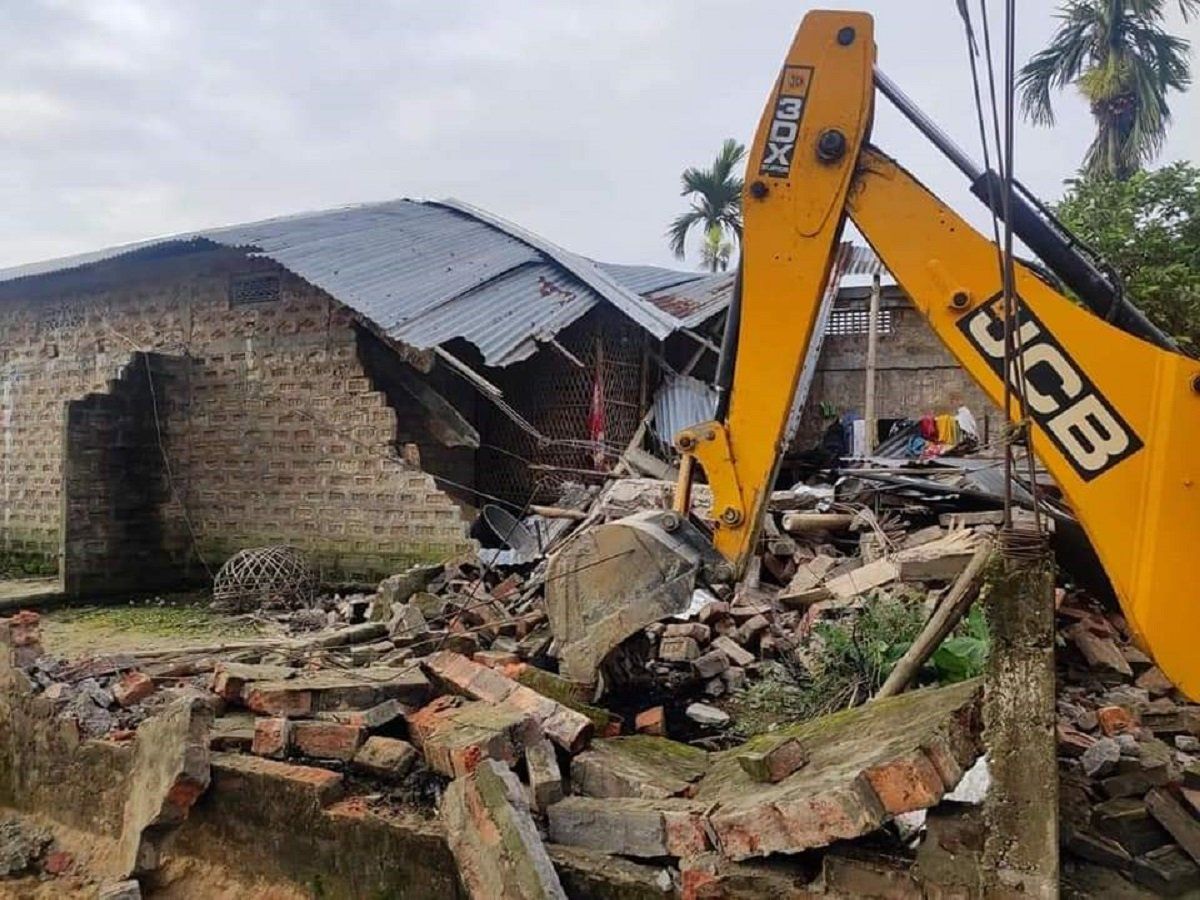 Assam: हिरासत में मौत, गुस्साए लोगों ने थाने में लगाई आग, आरोपियों के घर चला बुलडोजर