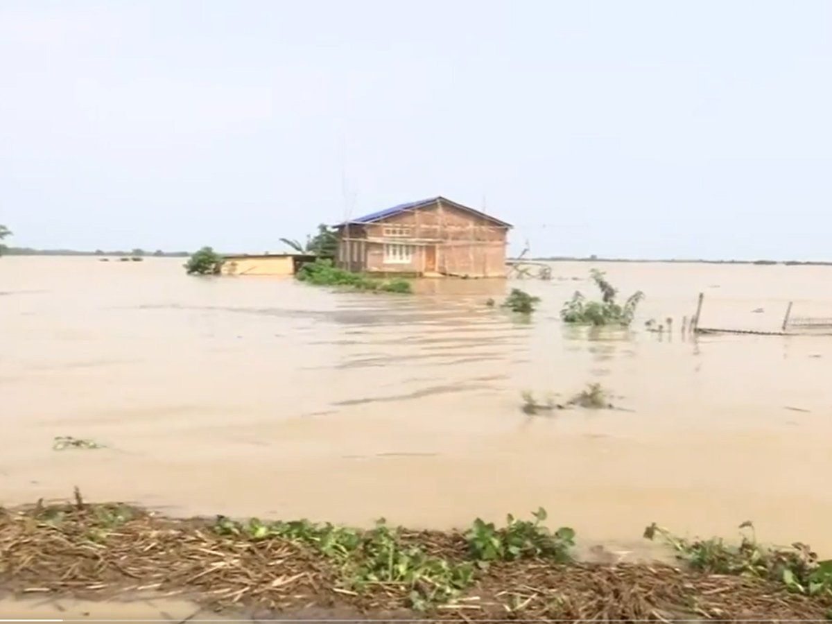 Assam flood: असम में बाढ़ से स्थिति गंभीर, 4 लाख लोग प्रभावित, राहत और बचाव कार्य जारी, देखें VIDEO