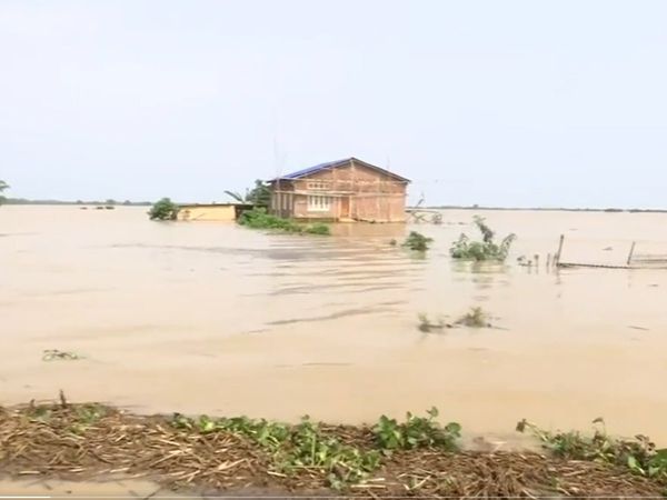 Assam flood situation critical, 4 lakh people affected, relief and rescue work underway
