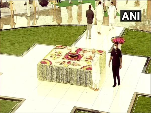 PM मोदी ने 'सदैव अटल' पर पहुंचकर दी अटल जी को श्रद्धांजलि