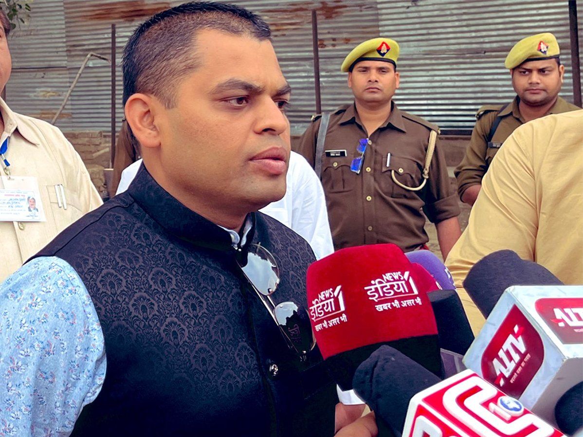 Auraiya News: लापरवाही और भ्रष्टाचार की शिकायत मिलने पर औरैया के DM सुनील वर्मा सस्पेंड, योगी सरकार का बड़ा एक्शन