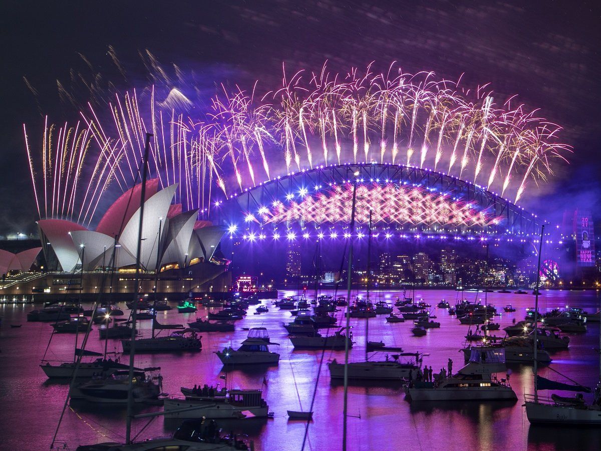 New Year 2021: पुरी दुनिया में नए साल का जश्न, तस्वीरों में देखिए लोगों ने कैसे किया 2021 का स्वागत