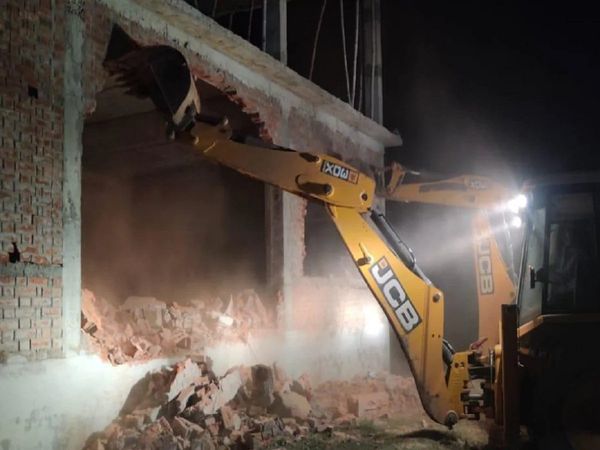 UP: माफिया कुंटू सिंह पर योगी सरकार का एक्शन, चला बुलडोजर