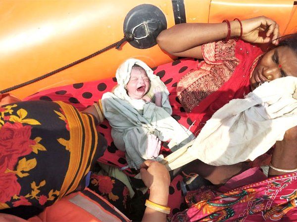 Bihar: चंपारण में बाढ़ राहत के बीच NDRF रेस्क्यू बोट पर हुआ बच्ची का जन्म