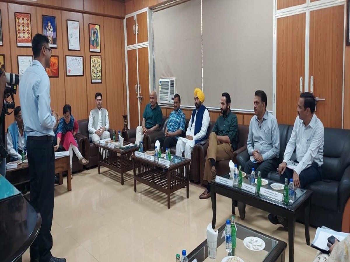 भगवंत मान को लेकर दिल्ली के सरकारी स्कूल में पहुंचे केजरीवाल, शिक्षा निदेशक ने दी पंजाब के CM को प्रजेंटेशन