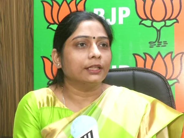 In BHU, A teacher teaches students how to make Uple, BJP MP Sanghamitra Maurya raised question in Lok Sabha 