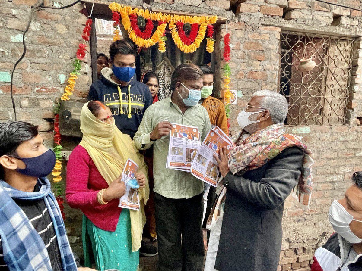 यूपी चुनाव: बीजेपी का डोर-टू -डोर कैंपेन शुरू, घर-घर पहुंच रहे हैं बीजेपी के नेता और कार्यकर्ता