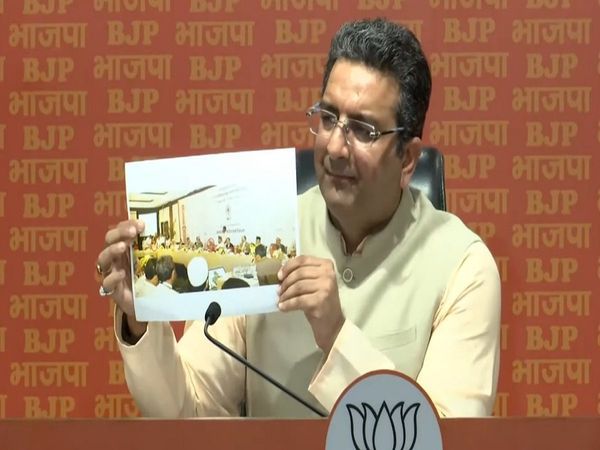 BJP attacked with new claims against Hamid Ansari questions asked to Sonia and Rahul Gandhi along with Congress